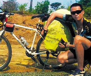 Chàng trai đạp xe đến châu Phi sau tranh cãi với người yêu