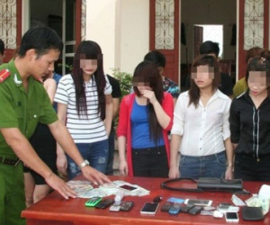 Công an ập vào quán karaoke, 15 nam nữ vẫn đang lắc lư điên cuồng