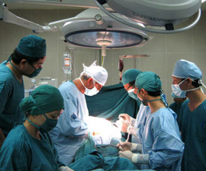 Mẹ 53 tuổi, bố 63 tuổi vẫn sinh đôi hai bé gái