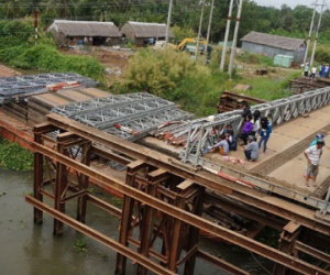 Tìm thấy thi thể cô gái rớt xuống sông vì cầu bị dỡ không rào chắn
