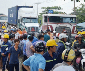 Cụ bà lên Sài Gòn thăm cháu, bị xe đầu kéo cán tử vong