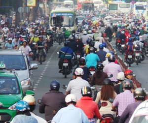 Đoàn người chạy ngược chiều để tránh kẹt xe ở Sài Gòn