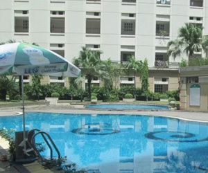 Hà Nội: Giận dữ, gia đình thờ cúng bé trai đuối nước tại bể bơi