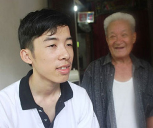 Hàng xóm chúc mừng nam sinh 29 điểm vào Học viện Cảnh sát