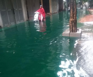 Hiện tượng lạ: Nước chuyển màu xanh ở đường phố Hà Nội