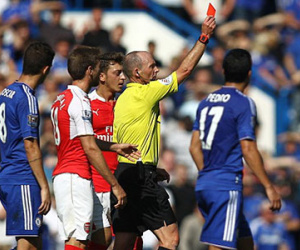 Mất điểm nặng vụ Costa, trọng tài Mike Dean vẫn không bị "treo còi"