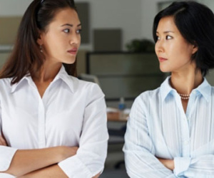 Nàng dâu thuê giúp việc "giám sát" mẹ chồng