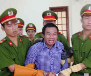 Phạm nhân giết bạn tù gào khóc khi tòa tuyên án chung thân
