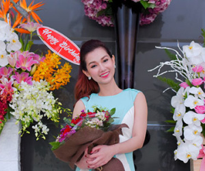 Quỳnh Chi đón sinh nhật ở trường quay