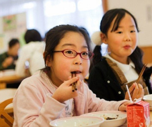 Trẻ Nhật học kỹ năng sống văn minh chỉ qua bữa ăn trưa