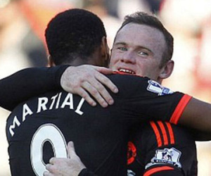 "Trẻ ranh" Martial làm bẽ mặt đàn anh Rooney
