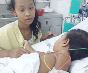 Bé 2 tuổi theo mẹ đi làm bị xích máy cắt gạch cắt lìa bàn tay