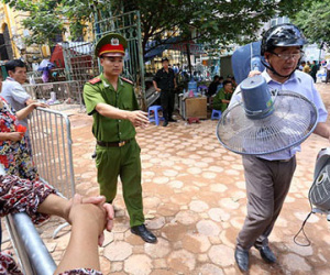 Chùm ảnh: Người dân vào khu nhà sập tìm đồ đạc