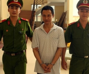 Đòi cắt cổ vợ vì tội không chịu nghe điện thoại