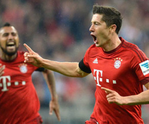 Lewandowski ghi năm bàn trong 9 phút, Bayern đè bẹp Wolfsburg