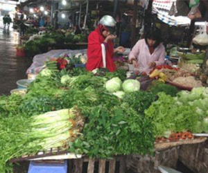 Mưa gió, rau củ thực phẩm lại “đội” giá gấp đôi