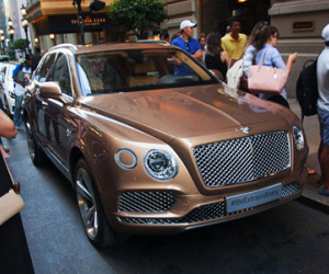 Siêu SUV Bentley Bentayga lần đầu lên phố sau khi ra mắt