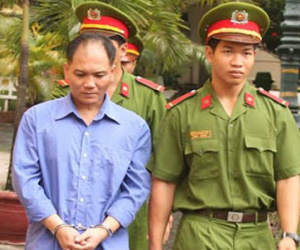 Tranh giành chỗ đón khách, tài xế taxi đâm chết tài xế xe ôm
