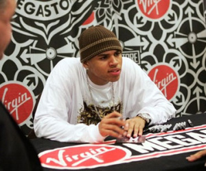 Chris Brown bị cấm đến Australia vì từng hành hạ bạn gái