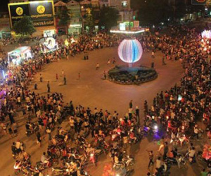 Hàng nghìn người xem mô hình “khủng” trong lễ hội trung thu Tuyên Quang