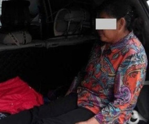 Mẹ già bị con trai ép ngồi trong cốp xe, nhường chỗ cho cháu ngủ