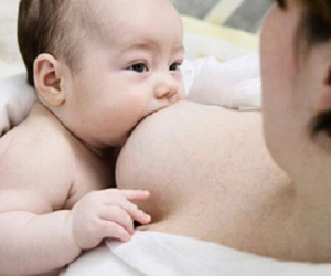 Cho con bú nơi công cộng: Đơn giản là con khóc thì mẹ cho bú!