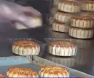Clip: Cách làm ra chiếc bánh trung thu "siêu bẩn" mà ta vẫn ăn hàng ngày