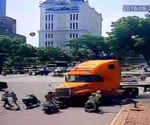 Clip: Container "điên" đâm hàng loạt các phương tiện dừng đèn đỏ