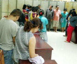 Đột kích sòng bạc, hàng chục "quý bà" đang say máu đỏ đen