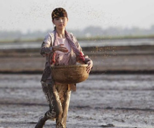 Ngọc Trinh gây thiện cảm với hình ảnh chân quê, lấm lem bùn đất