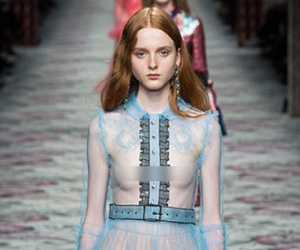 Người mẫu Gucci để ngực trần catwalk với váy trong suốt