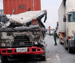 Xe container gây tai nạn liên hoàn trên Xa lộ Hà Nội