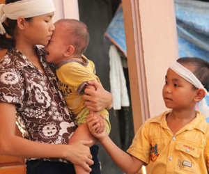 Bé trai 1 tuổi đòi sữa trong ngày đại tang bố mẹ