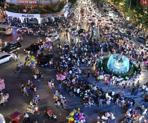 Hà Nội: Dòng người chật như nêm đi chơi trung thu ở phố Hàng Mã