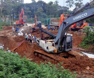 Hiện trường vụ vỡ đường ống nước sông Đà