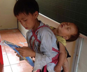 Sự thật cảm động sau bức ảnh "địu em đến lớp" gây sốt mạng