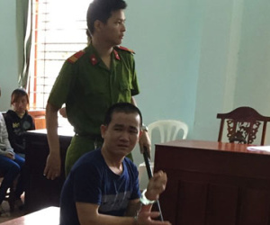 Thanh niên hiếp dâm bé gái khóc nức nở tại tòa