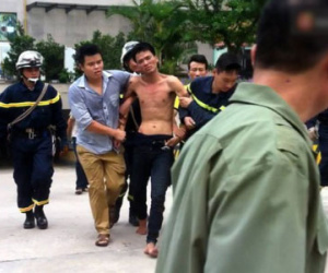 Hà Nội: Giải cứu nam thanh niên nghi ngáo đá ngồi vắt vẻo cửa sổ tầng 21