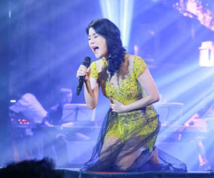 Thu Phương liên tục quỳ trên sân khấu trong liveshow vắng toàn bộ học trò