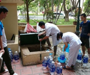 Vỡ đường ống nước: Bác sĩ xách nước, bệnh nhân xin về