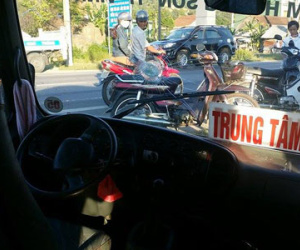 Vồ vô lăng xe buýt cướp lái đâm loạn xạ trên quốc lộ
