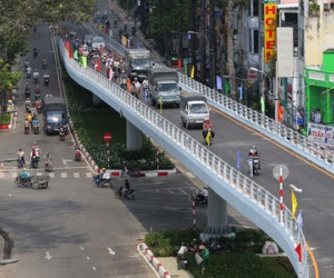 Giật mình phát hiện người đàn ông treo cổ lơ lửng trên cầu vượt Cây Gõ