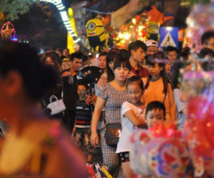 Hà Nội: Hàng nghìn người đổ ra đường đi chơi Trung thu