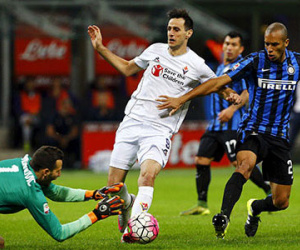 Inter thảm bại trước Fiorentina, mất ngôi đầu Serie A