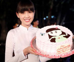 Ngọc Trinh đón sinh nhật trên phim trường "Vòng eo 56"