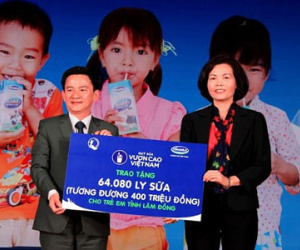 Nhiều suất quà được trao trong chương trình Quỹ sữa Vươn Cao Việt Nam tại Lâm Đồng