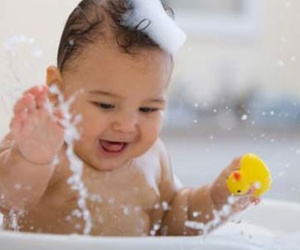 Trẻ thường xuyên dùng sữa tắm sẽ dậy thì sớm?