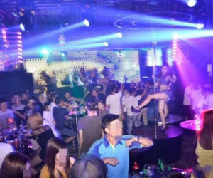 Đột kích quán bar, "thượng đế" náo loạn, ném ma túy phi tang