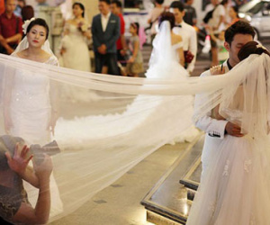 Hà Nội vào mùa "một mét vuông ba, bốn cô dâu"
