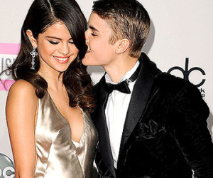 Justin Bieber: "Tôi sống cùng Selena như vợ chồng từ năm 18 tuổi"